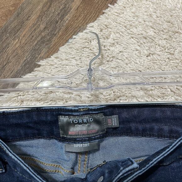 Torrid Versatile Dark Wash Whiskered Super Soft Midfit Super Skinny Jeans - Picture 4 of 8